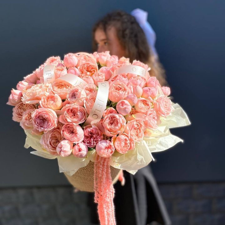 Кустовые розы Джульетта в джутовом кашпо в Нижневартовске