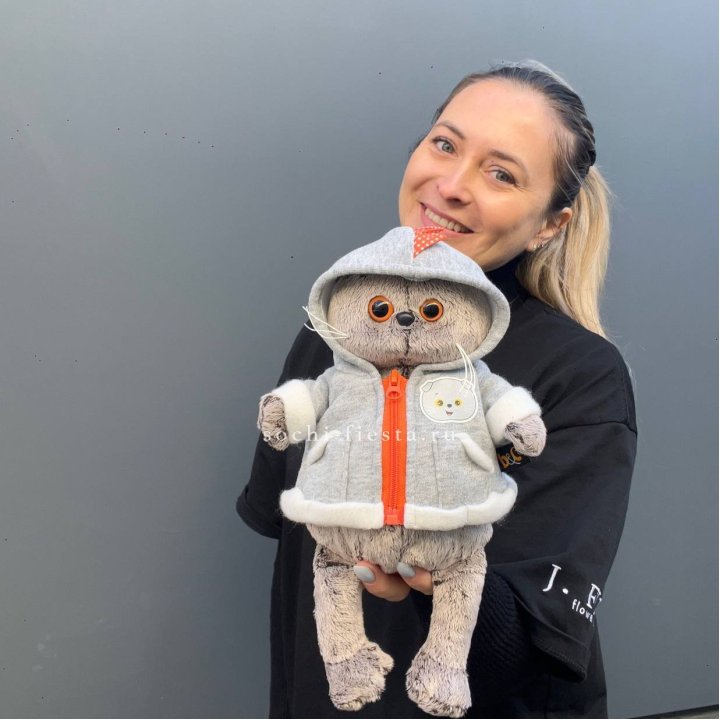 Кот Басик в толстовке в Нижневартовске