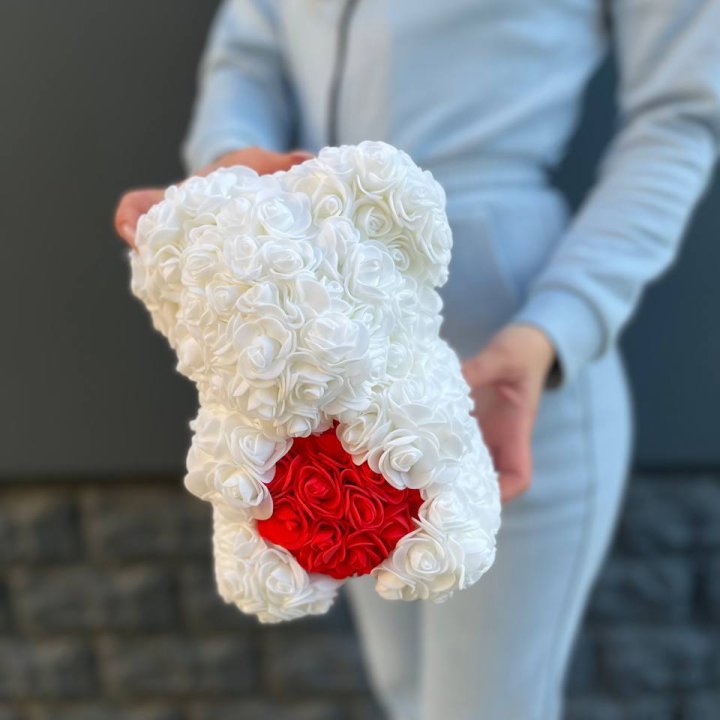 Медведь с красным седцем в Нижневартовске