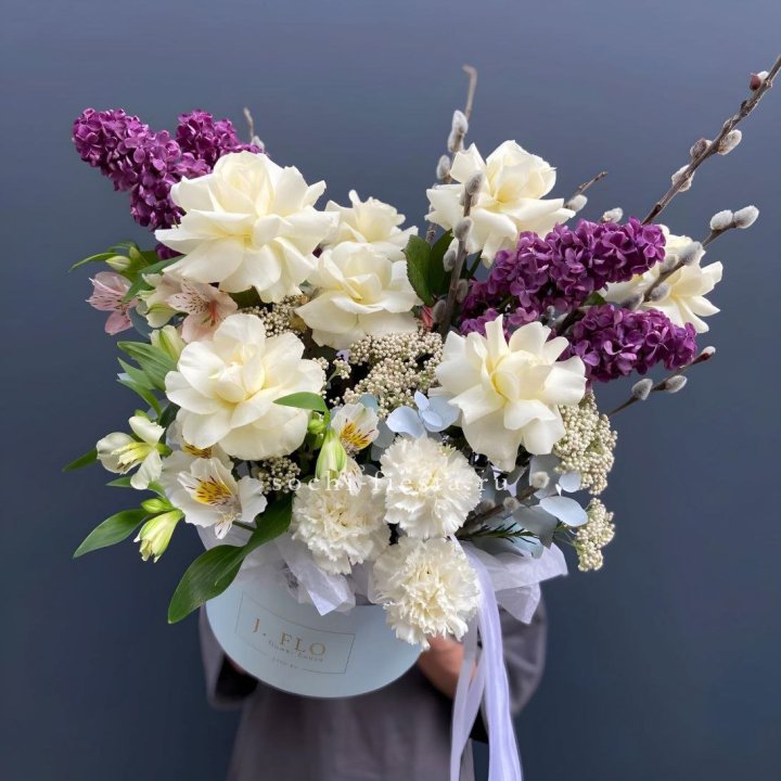 Цветочный бокс Французских роз и Сирени в Нижневартовске