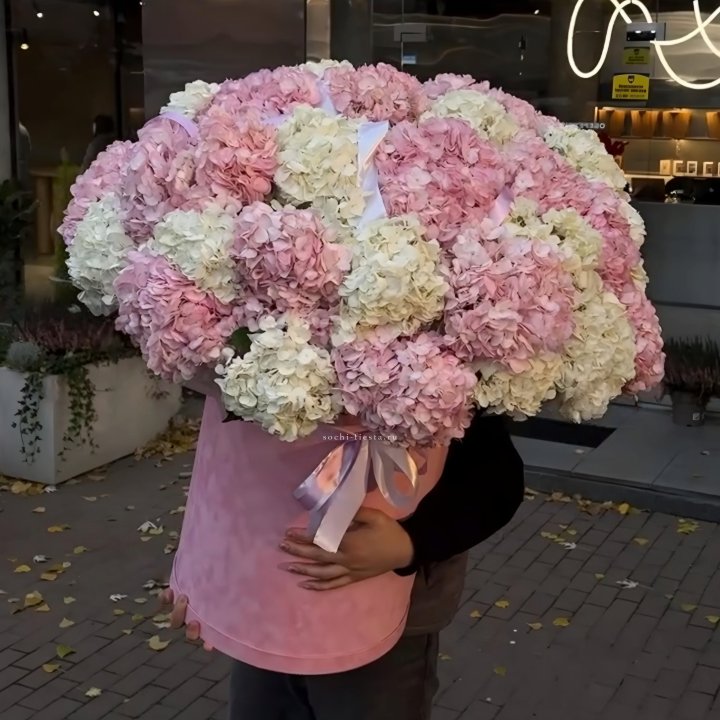 Дизайнерский цилиндр с гортензиями  в Нижневартовске