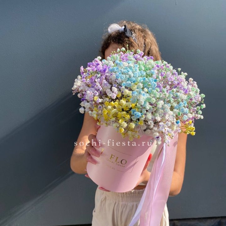 Радужные гипсофилы в шляпной коробке в Нижневартовске