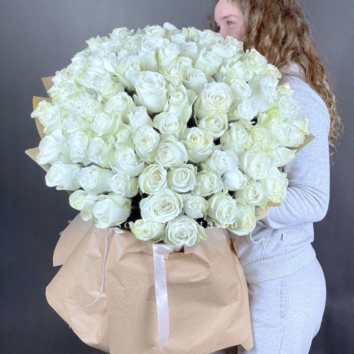 101 белая высокая импортная роза в Нижневартовске
