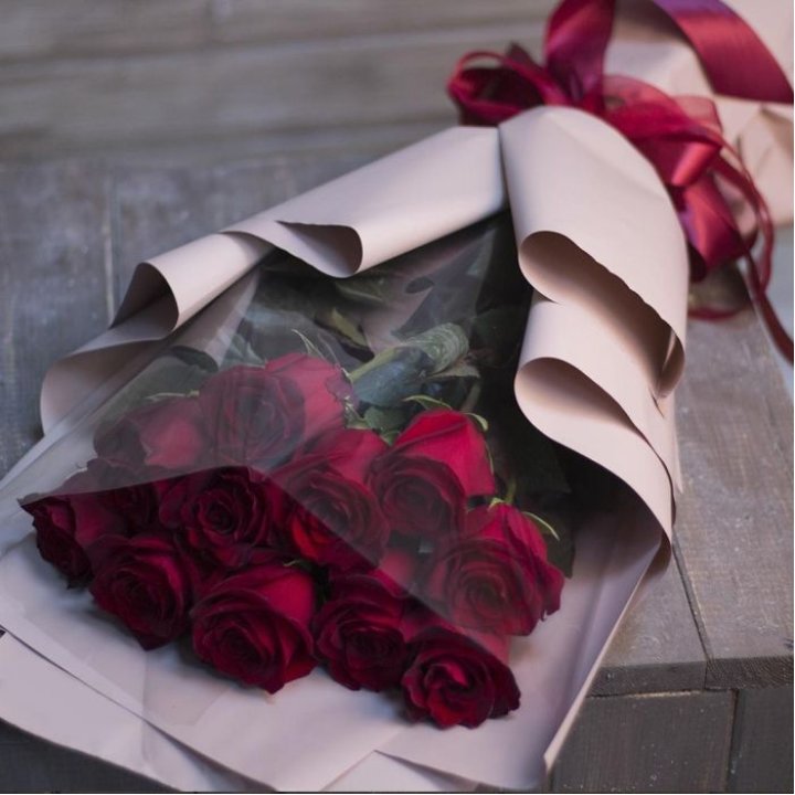 11 голландских роз в оформлении в Нижневартовске