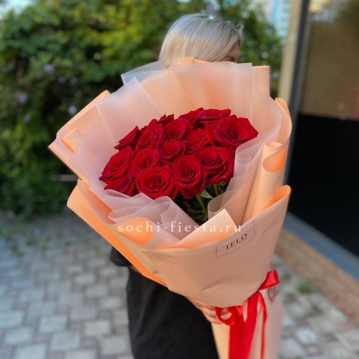 15 голландских роз в оформлении в Нижневартовске