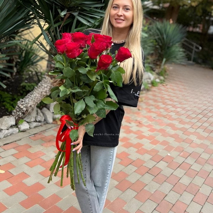 15 высоких красных роз в Нижневартовске