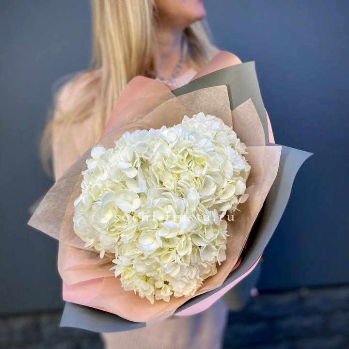 Букет из трёх белых гортензий в Нижневартовске