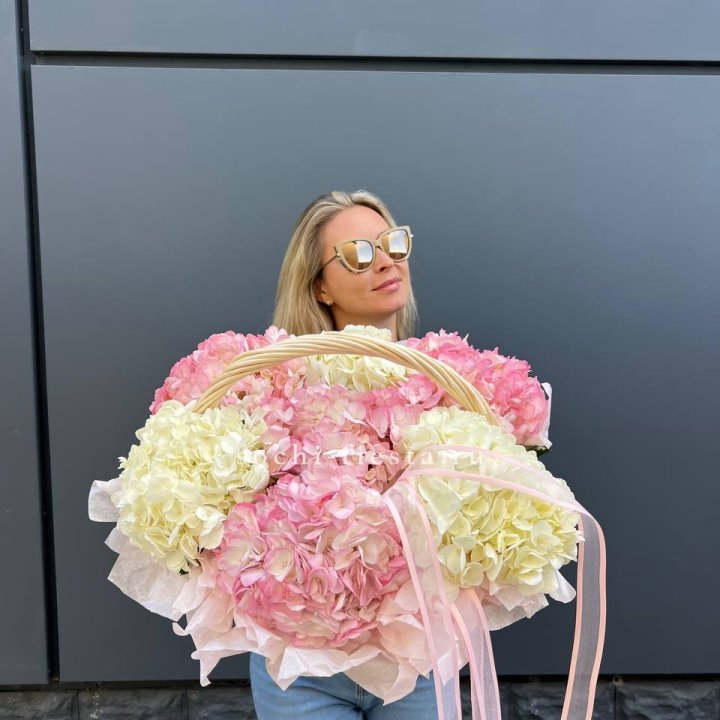 7 гортензий в корзине с доставкой в Нижневартовске