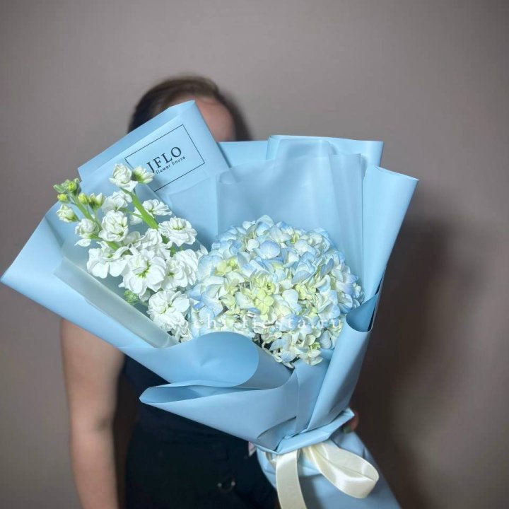 Гортензия голубая с маттиолой в Нижневартовске