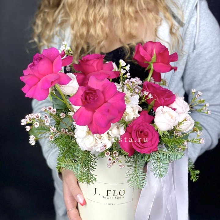 Новогодняя композиция в коробке пинк розе в Нижневартовске