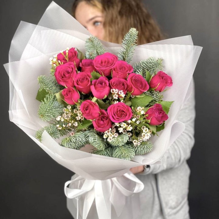 Новогодний букет Елки и Розы в Нижневартовске