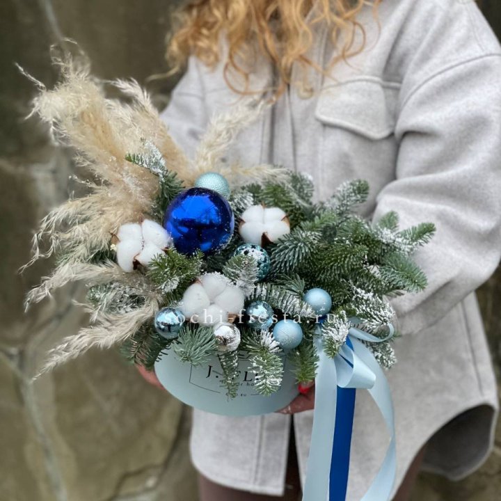 Новогодняя композиция в коробке блю в Нижневартовске