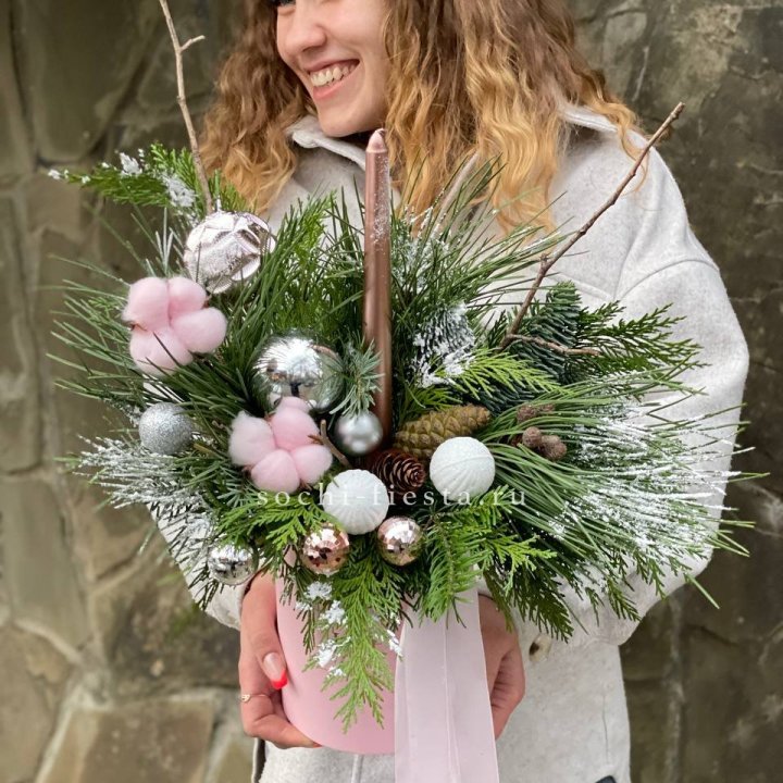 Новогодняя композиция в коробке пинк в Нижневартовске