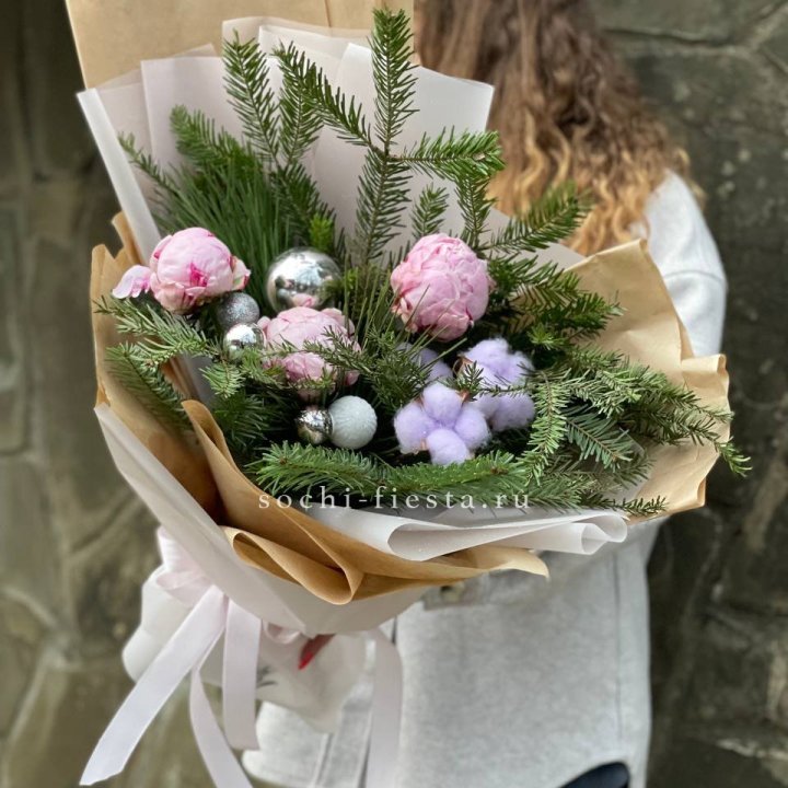 Новогодний букет с пионами  в Нижневартовске