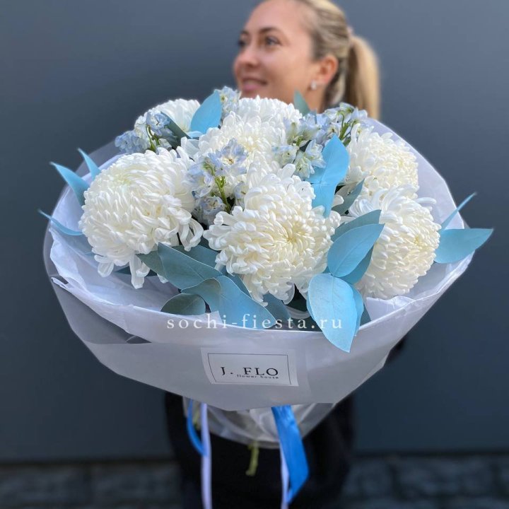 Букет хризантем Бигуди и дельфиниума  в Нижневартовске