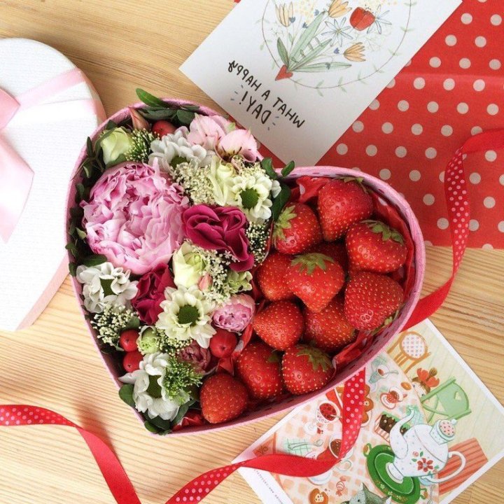 Бокс с клубникой и цветами в Нижневартовске