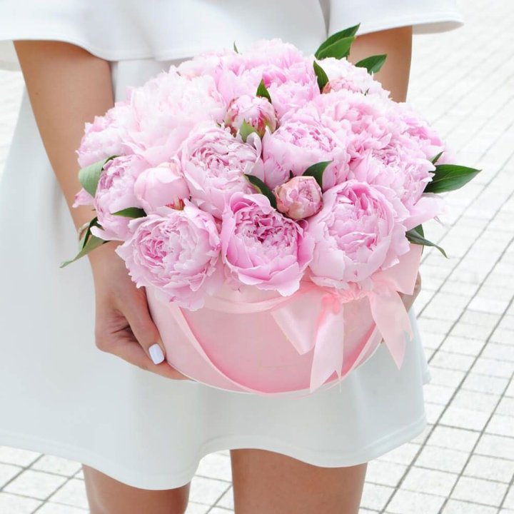 Пионы в шляпной коробке в Нижневартовске