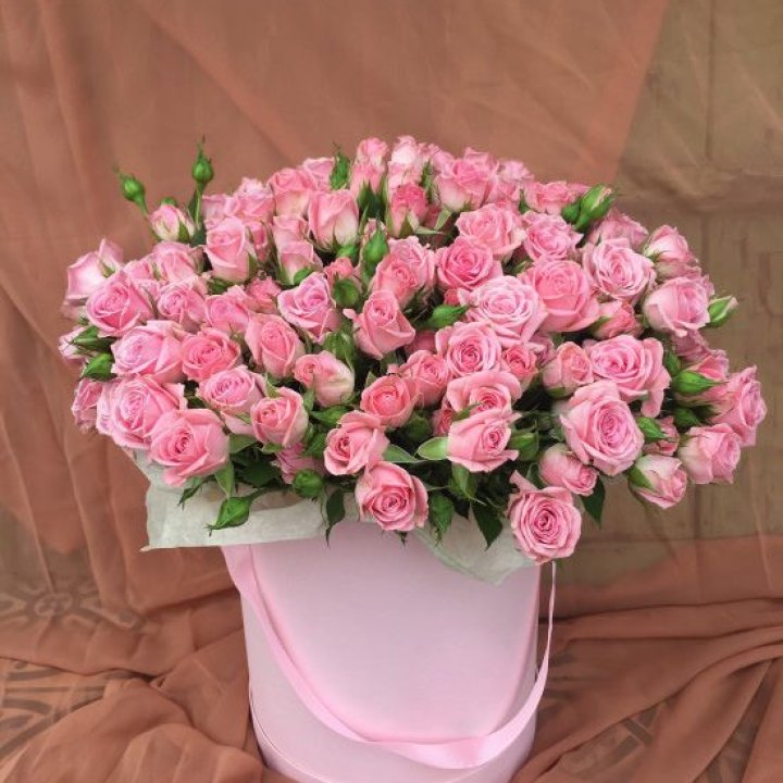 Кустовые розы в коробке в Нижневартовске