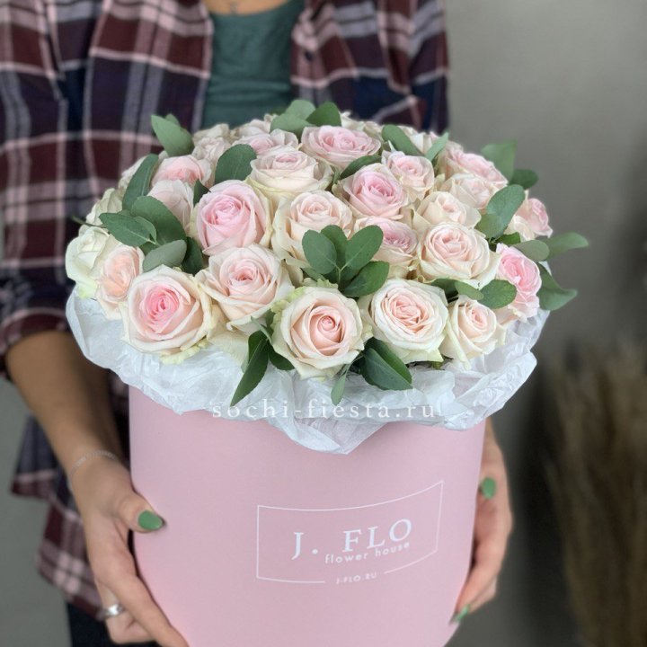 35 розовых роз в цилиндре в Нижневартовске