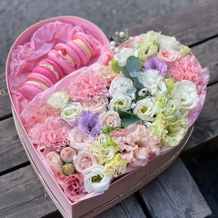 Бокс-сердце с макарон "Пинк" в Нижневартовске