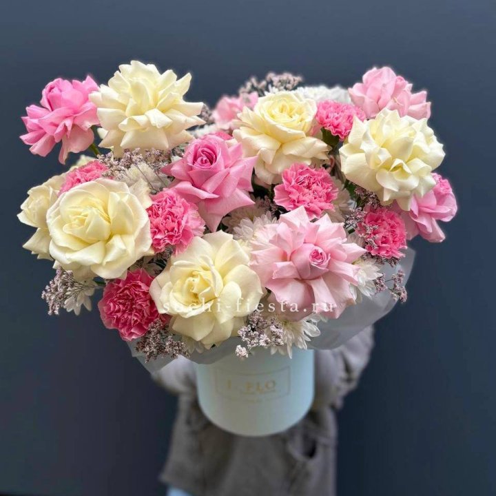 Коробка французских роз и диантусов "Бони" в Нижневартовске