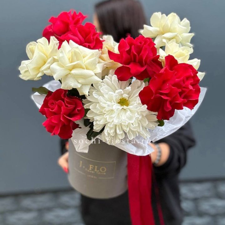 Французские розы с хризантемой в боксе в Нижневартовске