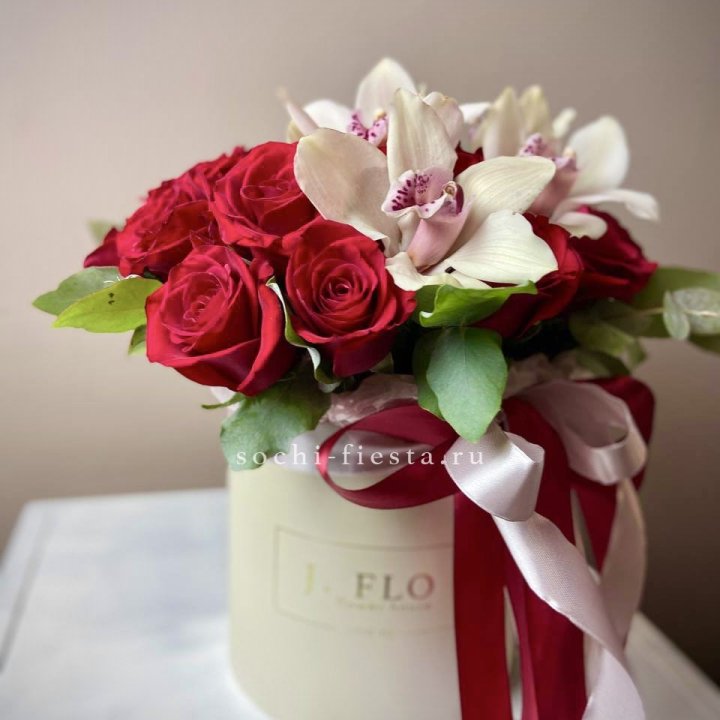 Розы и орхидеи в боксе в Нижневартовске