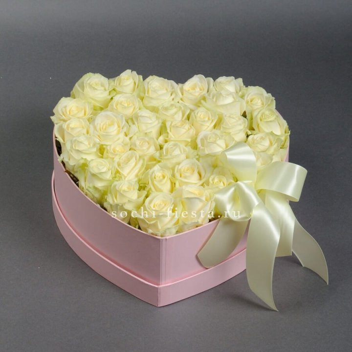 35 белых роз в коробке "Сердце" в Нижневартовске
