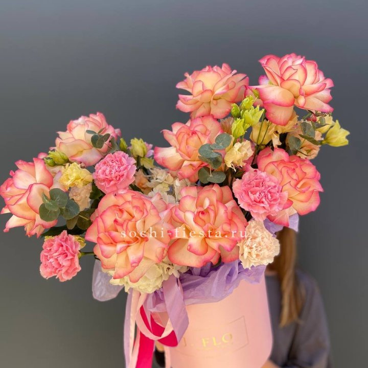 Бокс нежный с розами в Нижневартовске