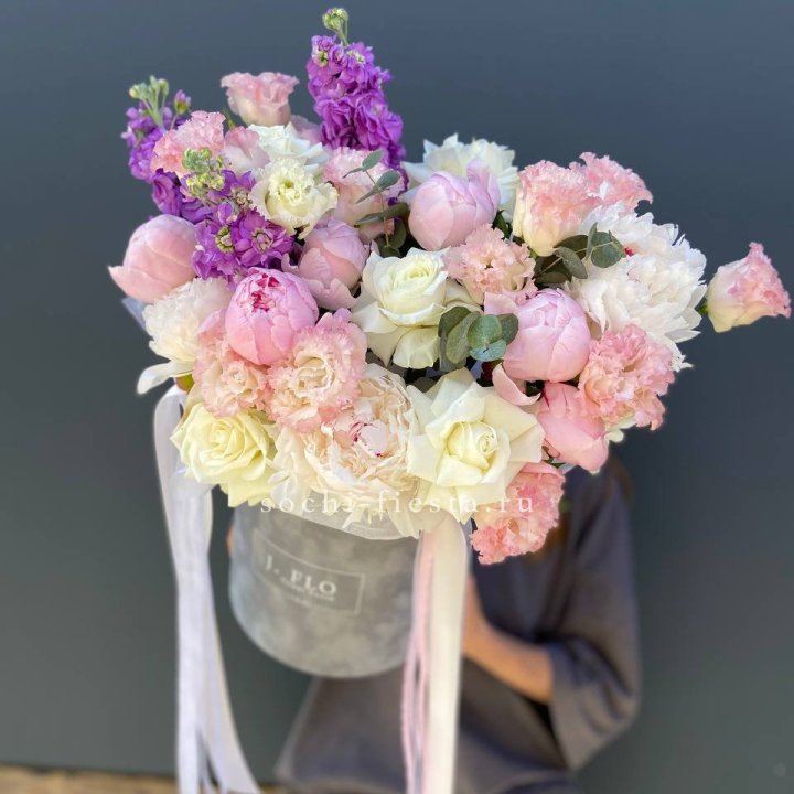 Дизайнерский цилиндр с пионами "Ривьера" в Нижневартовске