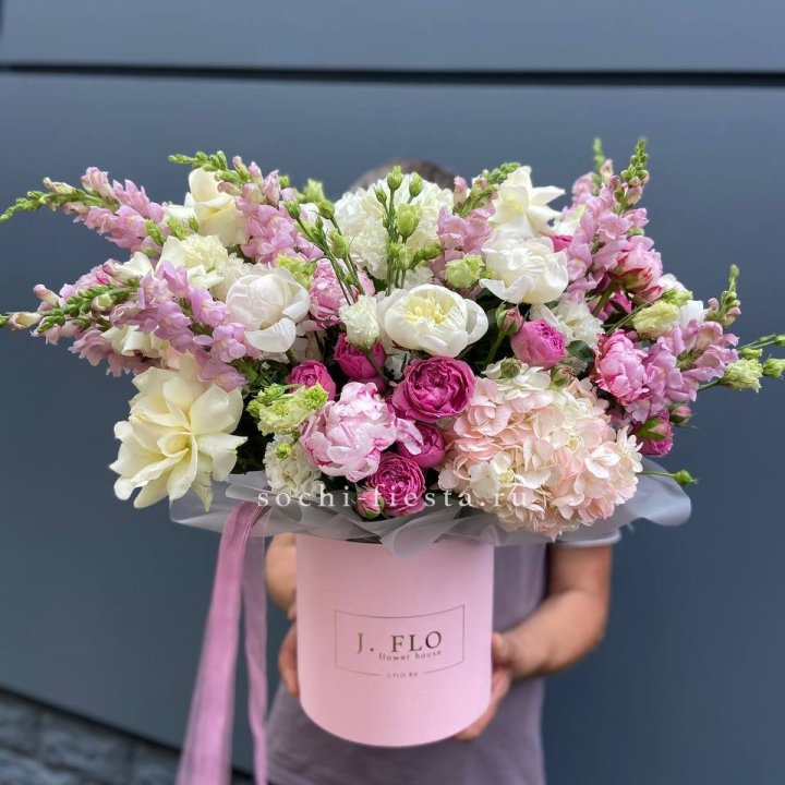 Дизайнерский цилиндр с пионами "Саманта" в Нижневартовске