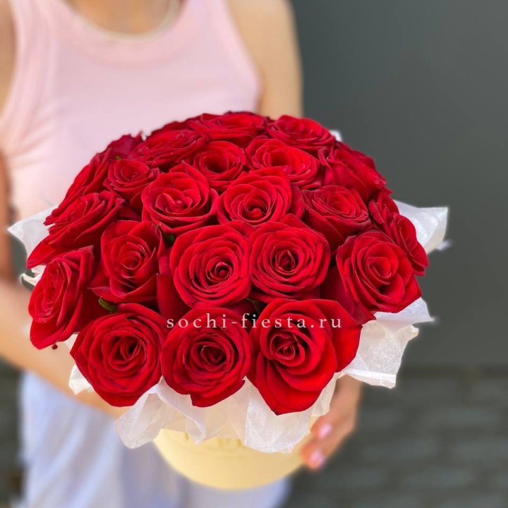 Красные розы в цилиндре в Нижневартовске