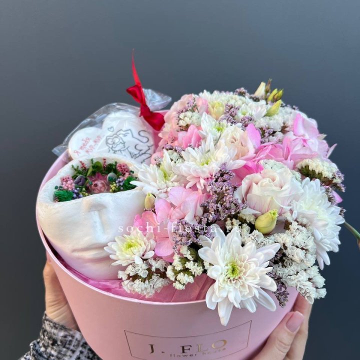 Цветы и свеча в коробке в Нижневартовске