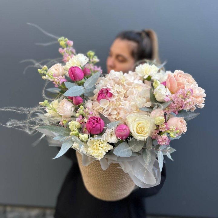 Цветочная композиция в джутовом боксе  в Нижневартовске