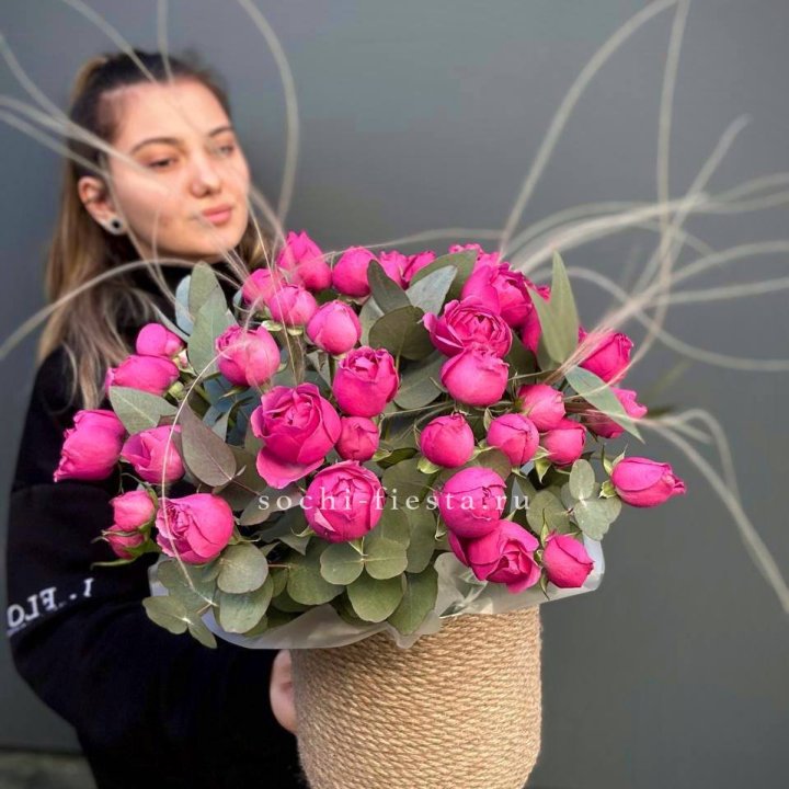 Пионовидные розы Мисти Бабблс в джутовом кашпо в Нижневартовске