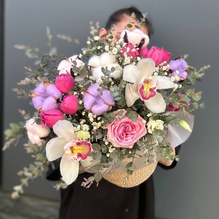 Орхидея и розы в джутовом кашпо в Нижневартовске