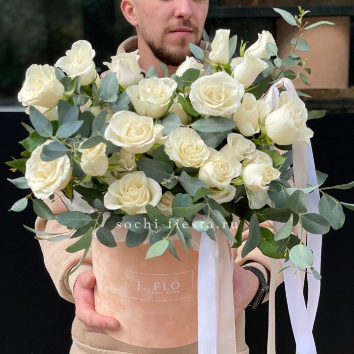 41 белая роз в бархатном боксе в Нижневартовске