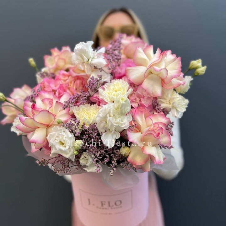 Цветочная композиция "Глория" в боксе в Нижневартовске