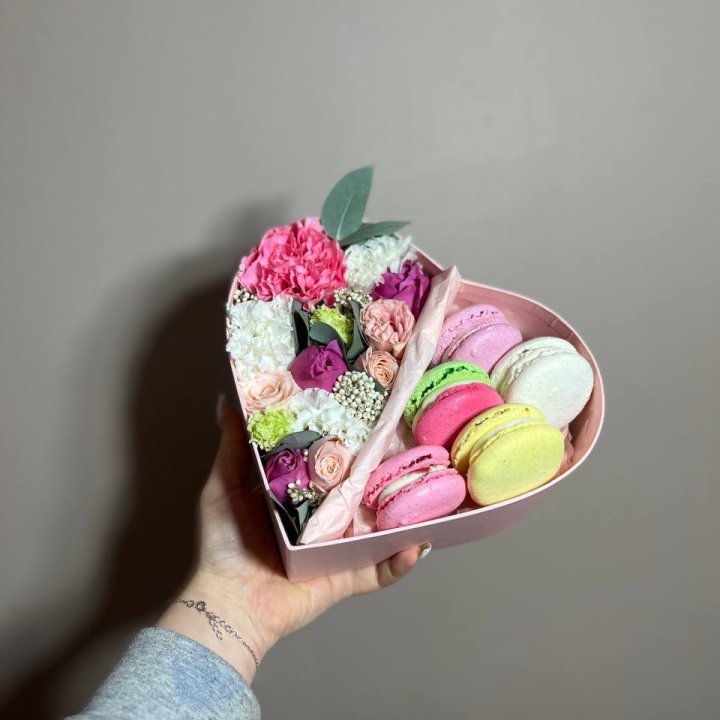 Дуо цветы и макаронсы в Нижневартовске