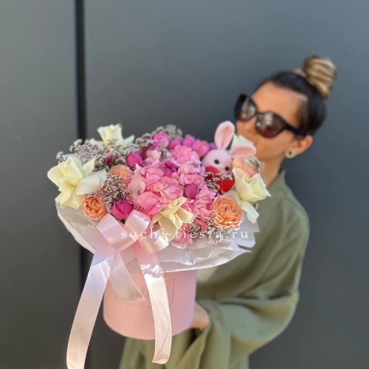 Дизайнерский цилиндр с игрушкой "Лола" в Нижневартовске