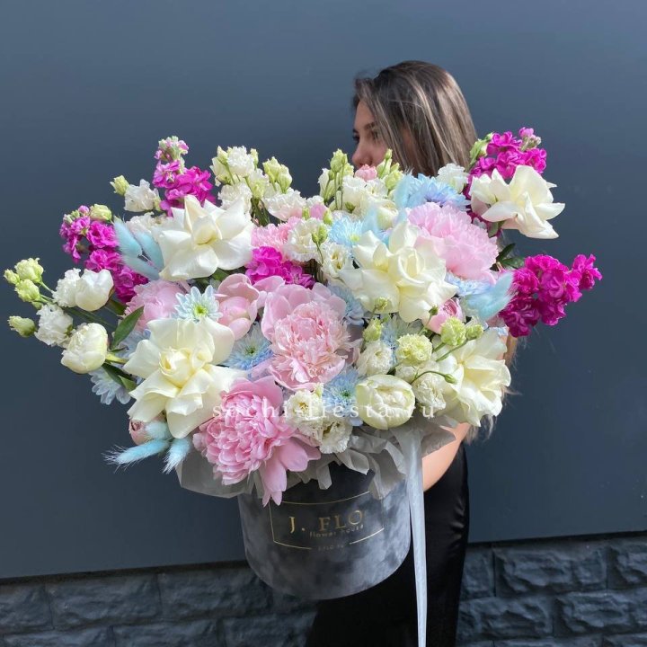 Дизайнерский цилиндр "Пионы гарден" в Нижневартовске