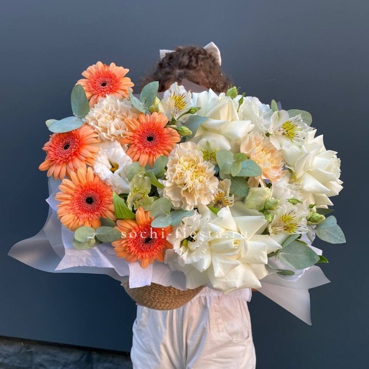 Розы и герберы в джутовом кашпо "Георгино" в Нижневартовске