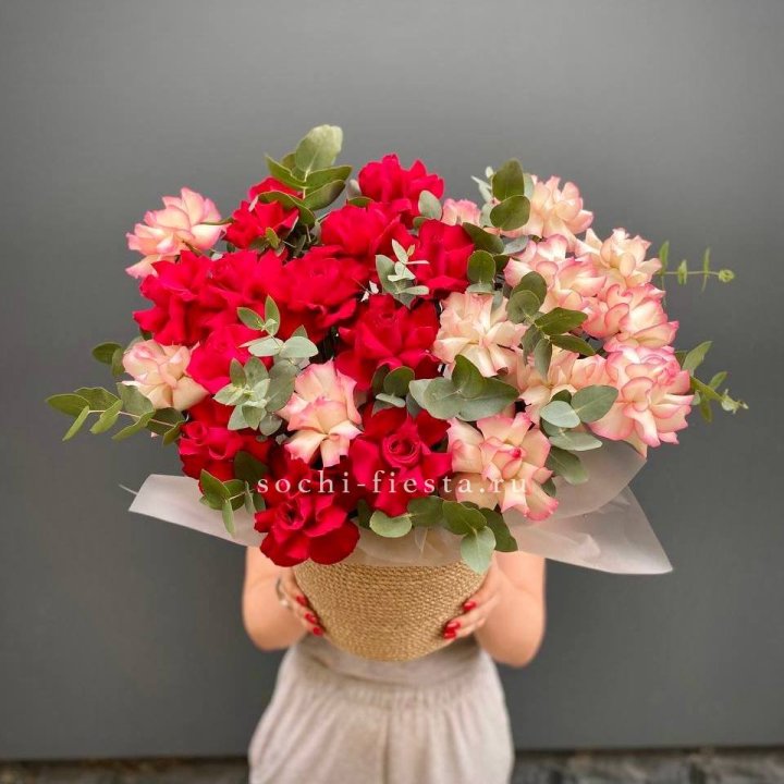 25 Французских роз в джутовом кашпо  в Нижневартовске