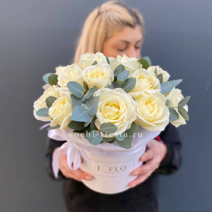 15 белых роз в боксе в Нижневартовске