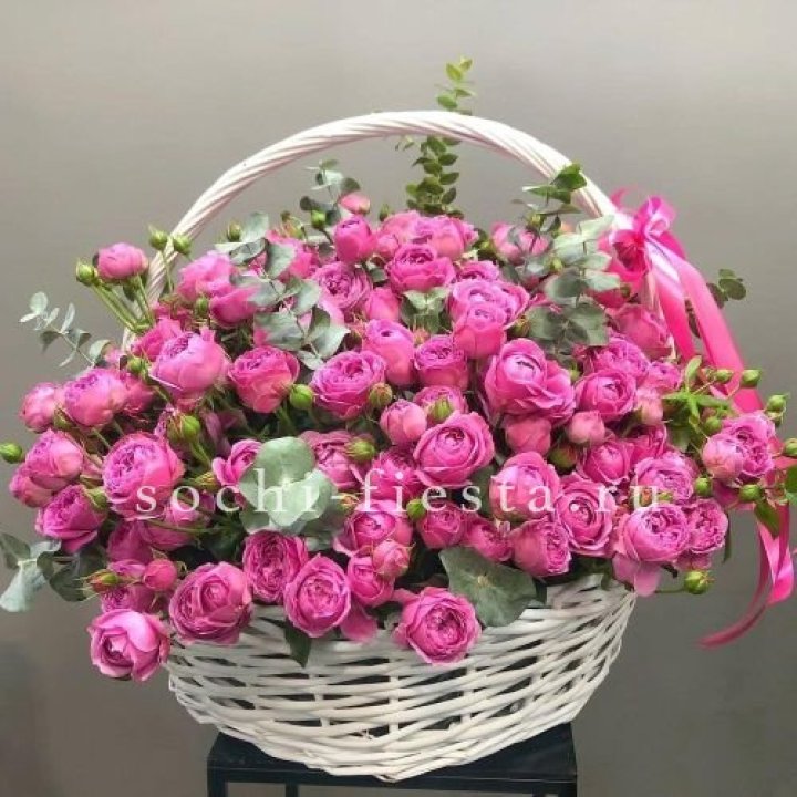 65 пионовидных кустовых роз в корзине в Нижневартовске