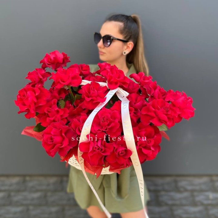Красные французские розы в корзине в Нижневартовске