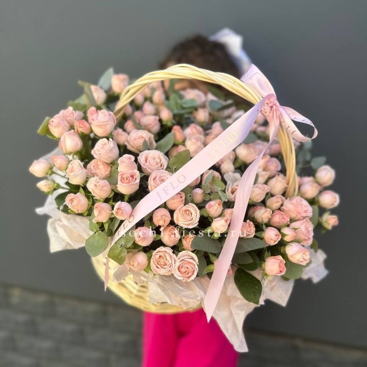 Корзина кустовых пионовидных роз в Нижневартовске