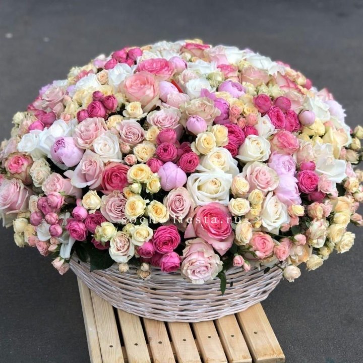 Цветочная корзина из пионов и пионовидных роз "Юниверсити" в Нижневартовске