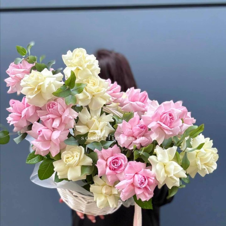 25 Французских роз в корзине в Нижневартовске