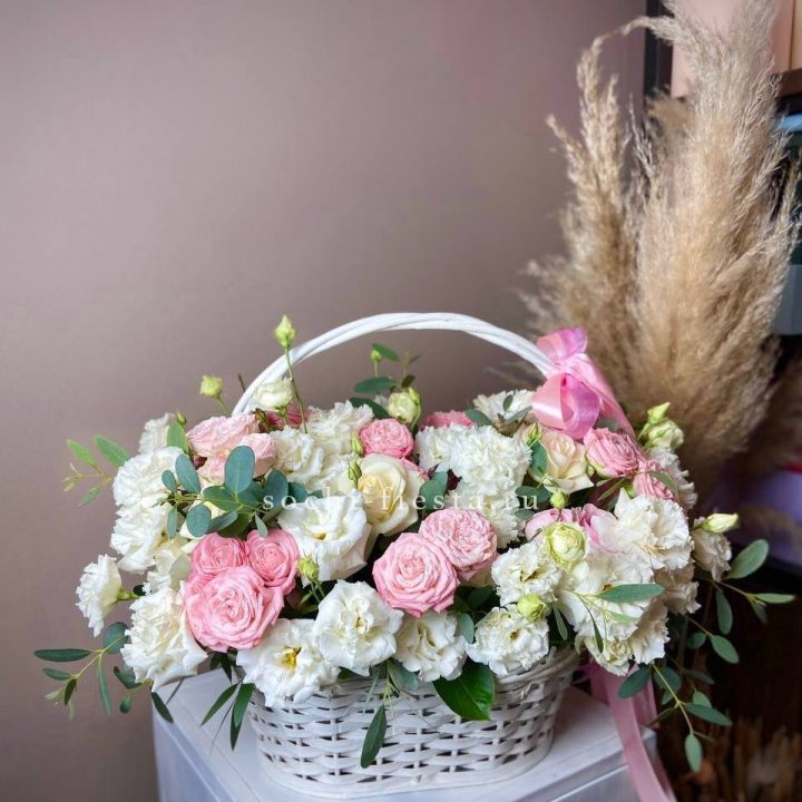 Цветочная корзина "Пинки вайт" в Нижневартовске